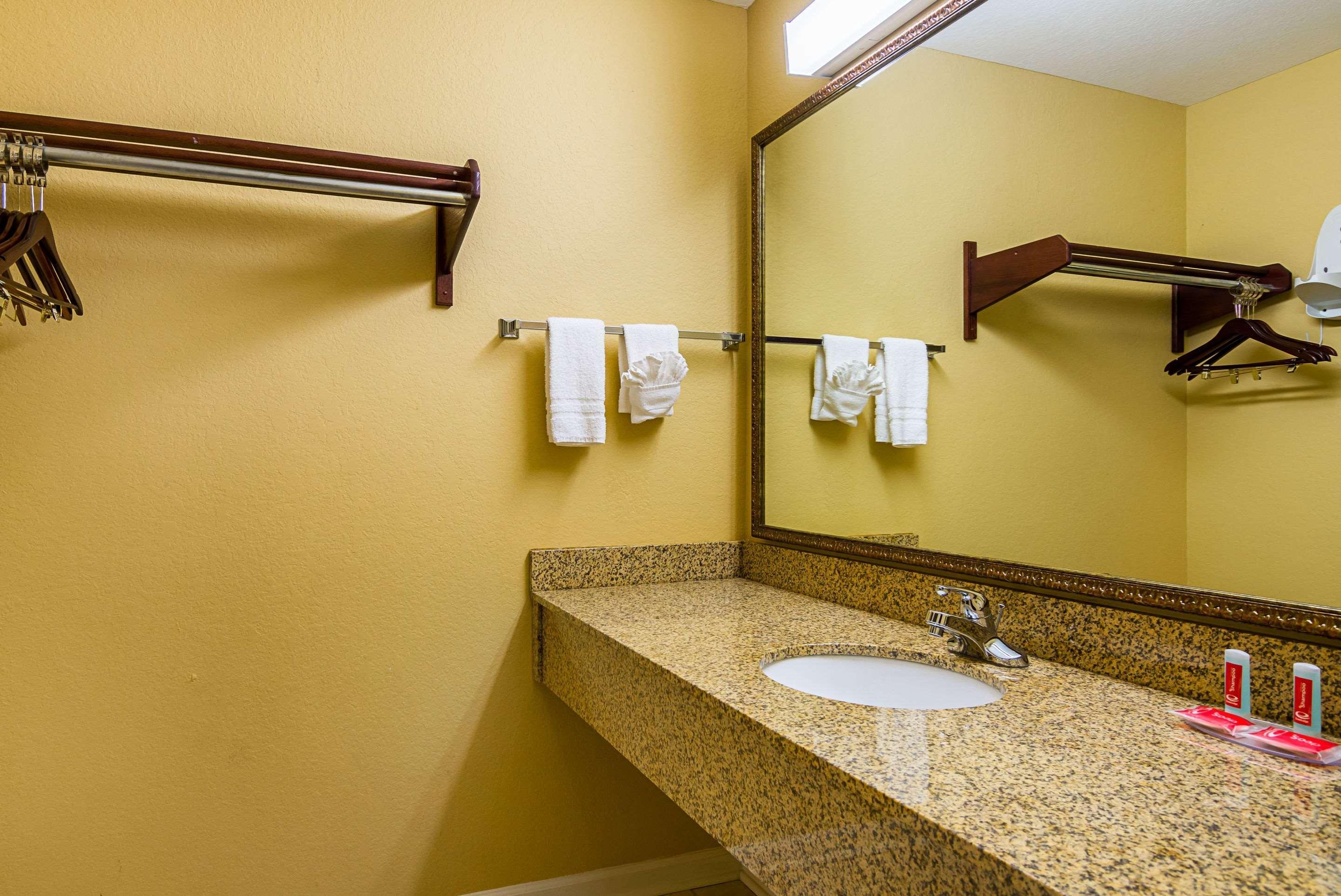 Econo Lodge Inn & Suites Bryant Zewnętrze zdjęcie