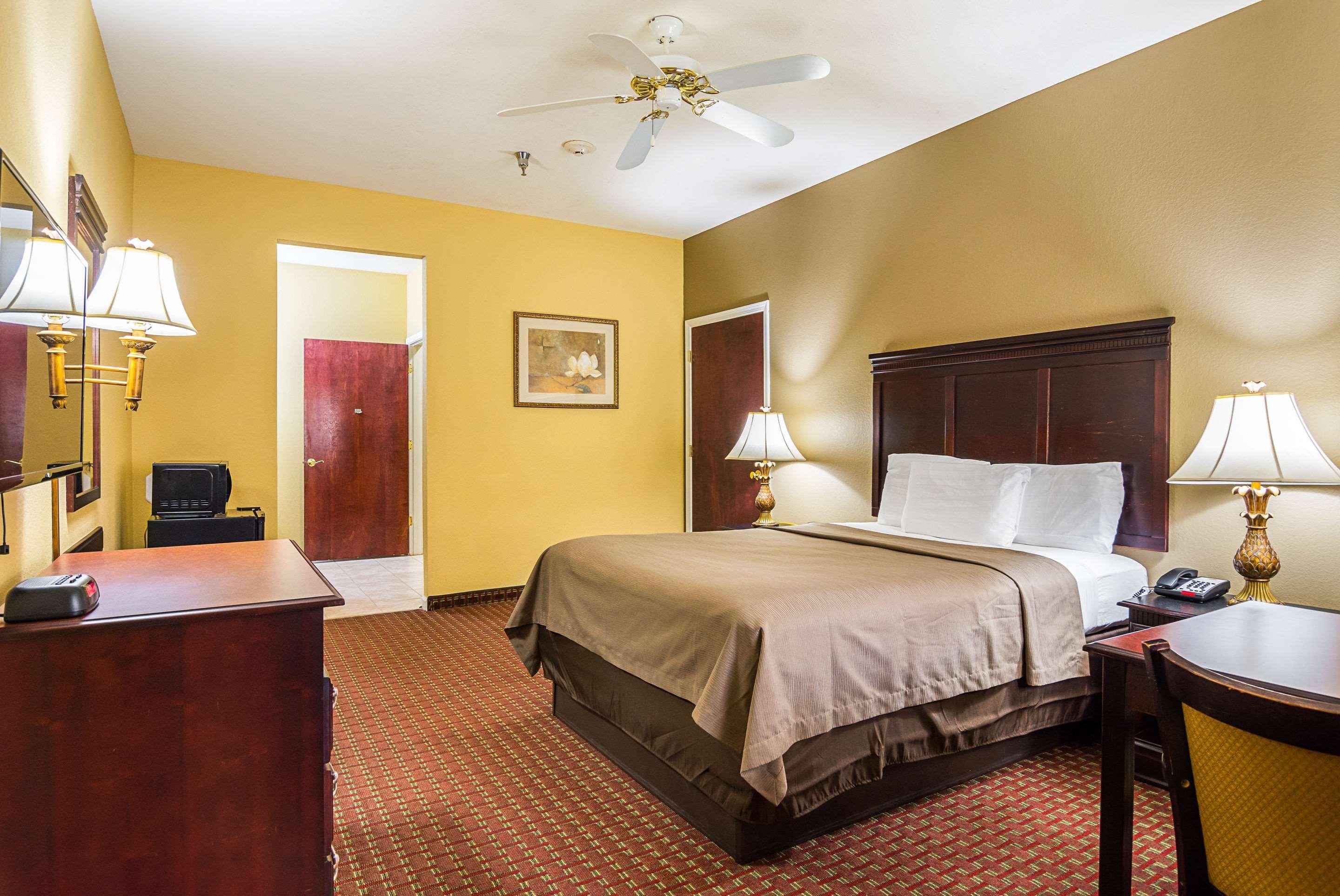Econo Lodge Inn & Suites Bryant Zewnętrze zdjęcie