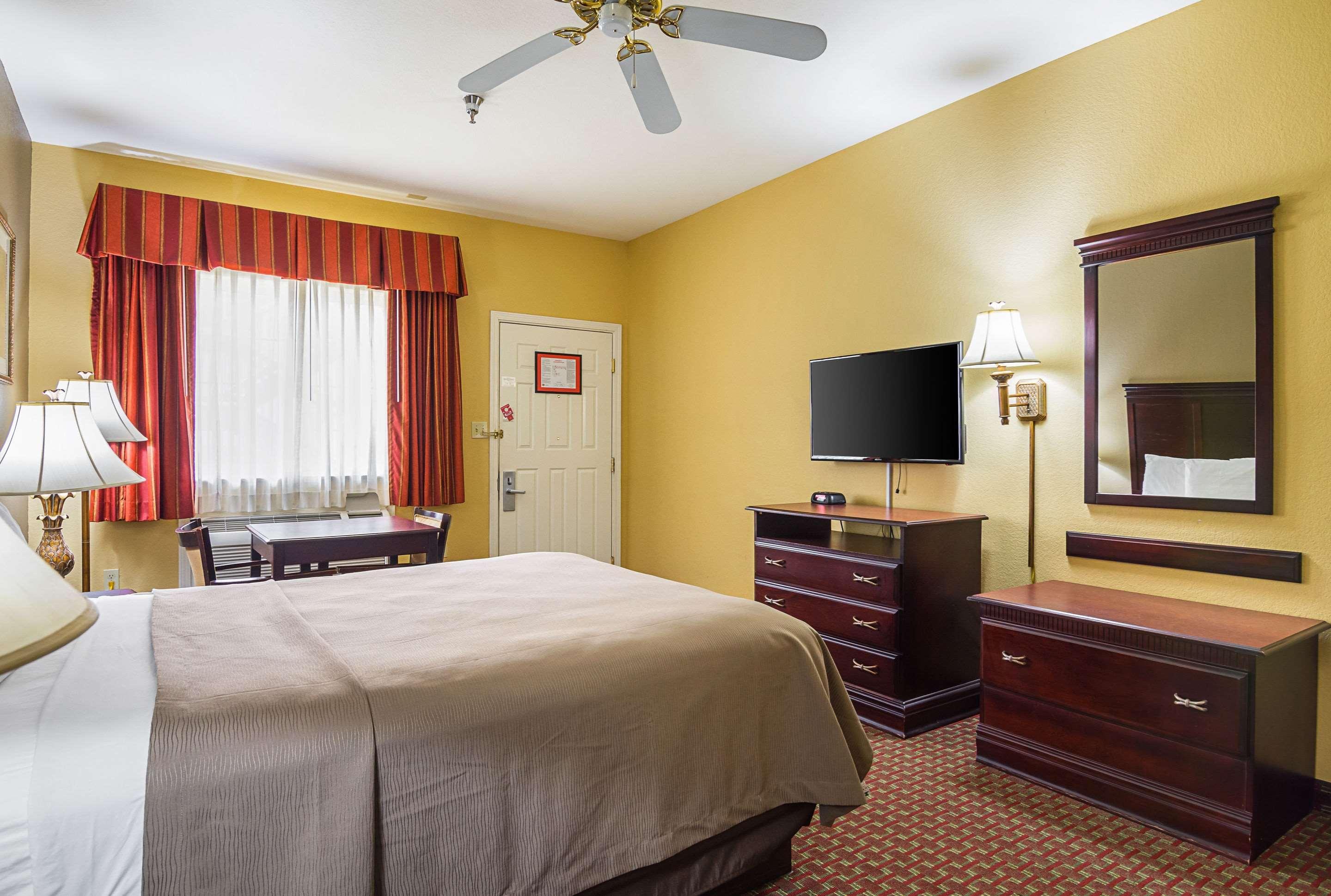 Econo Lodge Inn & Suites Bryant Zewnętrze zdjęcie